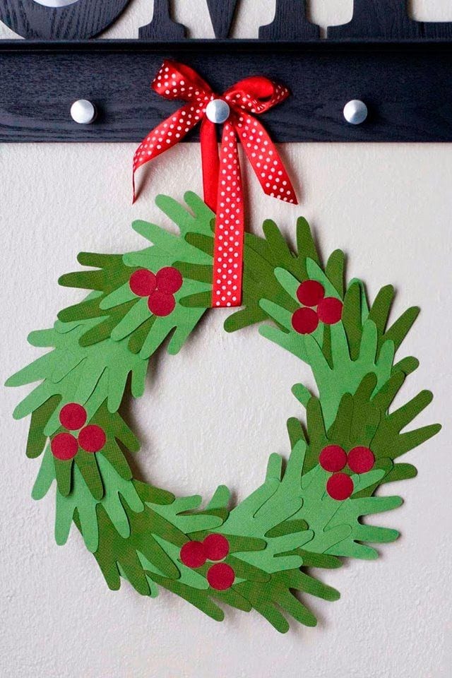 kids-handprint-christmas-wreath