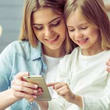 mom and daughter use iphone