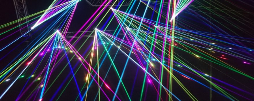 Multicolor lasers at a laser tag play place