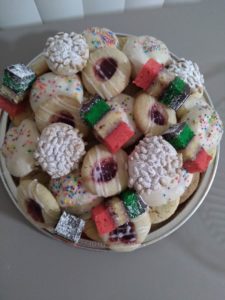 a tray of cookies