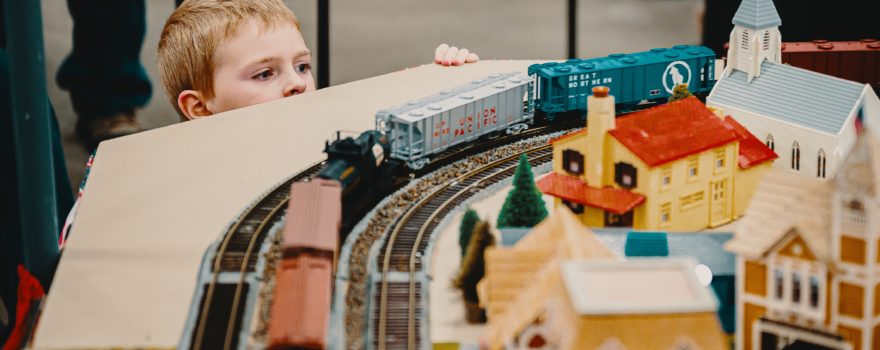 child at model train show